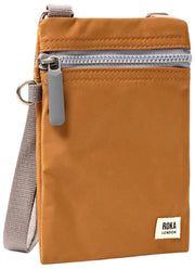 Borsa a tracolla Roka Chelsea XS in nylon riciclato - Marrone biscotto