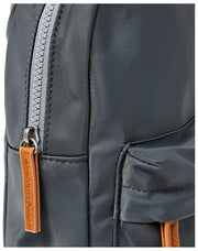 Borsa a tracolla grande in nylon riciclato Roka Willesden - Grigio Beluga