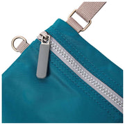 Borsa a tracolla Roka Chelsea XS in nylon riciclato - Blu Mare del Nord