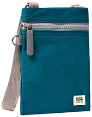 Borsa a tracolla Roka Chelsea XS in nylon riciclato - Blu Mare del Nord
