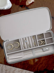 Elegante portagioie da viaggio con cerniera per collana Stackers - Grigio ghiaia