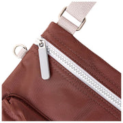Borsa a tracolla media Roka Chelsea B in nylon riciclato - Rocky Road Marrone