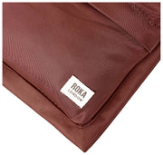 Borsa a tracolla media Roka Chelsea B in nylon riciclato - Rocky Road Marrone