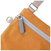 Borsa a tracolla Roka Chelsea XS in nylon riciclato - Marrone biscotto