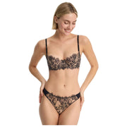 Perizoma in pizzo sul davanti Skarlett Blue Entice - Nero/nylon marrone chiaro