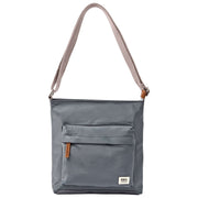 Borsa a tracolla media in nylon riciclato Roka Kennington - Grigio Beluga