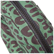Borsa a tracolla piccola in tela riciclata Roka Paddington B - Verde carciofo con animali misti