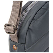 Borsa a tracolla piccola in nylon riciclato Roka Paddington - Grigio Beluga