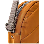 Borsa a tracolla piccola in nylon riciclato Roka Paddington - marrone biscotto