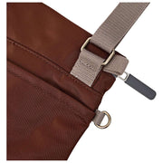 Borsa a tracolla piccola in nylon riciclato Roka Stratford - Rocky Road Marrone