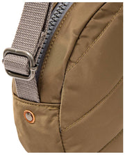 Borsa a tracolla piccola in nylon riciclato Roka Paddington - verde militare