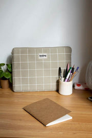 Custodia Hindbag Ava media per laptop da 15 pollici - verde salvia/bianco a quadri