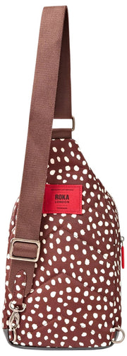 Borsa a tracolla grande in tela riciclata Roka Willesden - Macchia marrone
