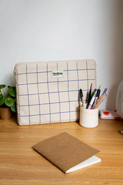 Custodia media per laptop da 15 pollici Hindbag Ava - a quadri bianco sporco/blu