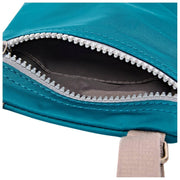 Borsa a tracolla Roka Chelsea XS in nylon riciclato - Blu Mare del Nord