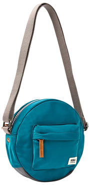 Borsa a tracolla piccola in nylon riciclato Roka Paddington - Blu Mare del Nord