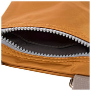 Borsa a tracolla Roka Chelsea XS in nylon riciclato - Marrone biscotto