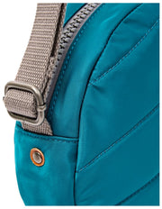 Borsa a tracolla piccola in nylon riciclato Roka Paddington - Blu Mare del Nord