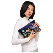 Pochette con zip in velluto ricamato color cipria - Blu navy