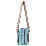 Borsa a tracolla in tela riciclata Roka Bond - Striscia blu