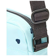 Borsa a tracolla in tela riciclata Roka Bond - Cuori blu/blu