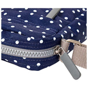 Borsa a tracolla in tela riciclata Roka Bond - Pois blu scuro