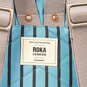 Zaino piccolo Roka Canfield B in tela riciclata - striscia blu
