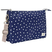 Borsa a tracolla Roka Carnaby XL in tela riciclata - Pois blu scuro