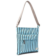 Borsa a tracolla media Roka Kennington B in tela riciclata - striscia blu