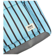 Borsa a tracolla media Roka Kennington B in tela riciclata - striscia blu