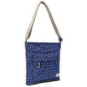 Borsa a tracolla media in tela riciclata Roka Kennington B - Pois blu scuro