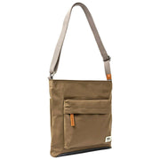 Borsa a tracolla media in nylon riciclato Roka Kennington B - Marrone militare