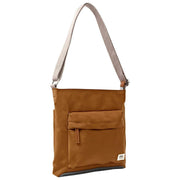 Borsa a tracolla media in nylon riciclato Roka Kennington B - Marrone biscotto