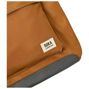Borsa a tracolla media in nylon riciclato Roka Kennington B - Marrone biscotto