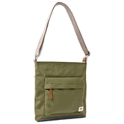 Borsa a tracolla media in nylon riciclato Roka Kennington B - Verde erba cipollina