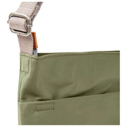 Borsa a tracolla media in nylon riciclato Roka Kennington B - Verde erba cipollina