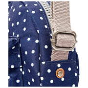 Borsa a tracolla in tela riciclata Roka Paddington B - Pois blu scuro