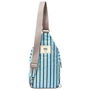 Borsa a tracolla grande Roka Willesden B in tela riciclata - striscia blu
